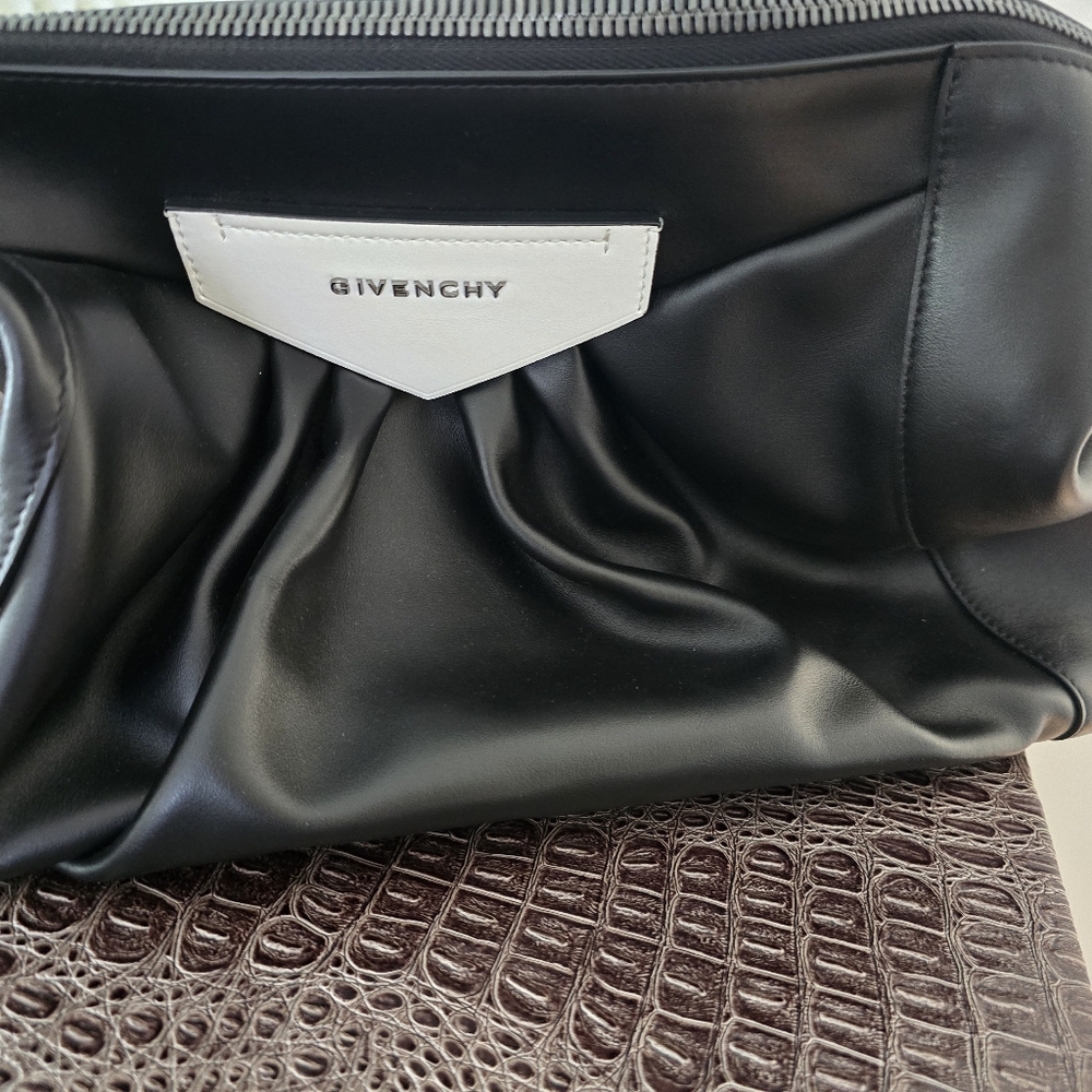 GIVENCHY